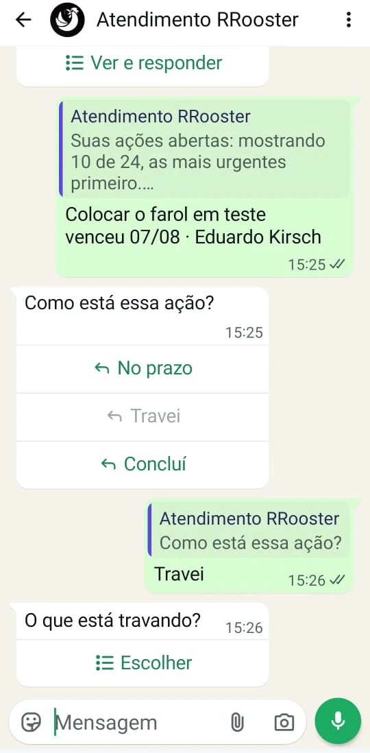 Conversa no WhatsApp: o Farol pergunta como está uma ação e oferece três botões — No prazo, Travei e Concluí. A pessoa toca em Travei e o Farol pergunta o que está travando, com um botão Escolher.