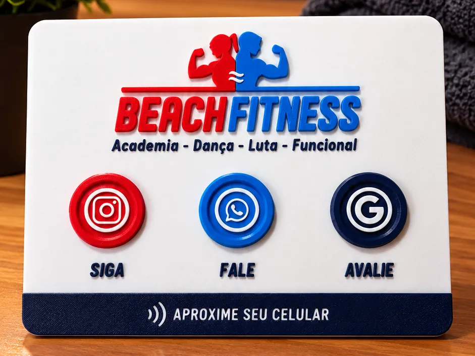 Placa de redes de uma academia sobre o balcão de madeira: a marca em relevo e três botões, Instagram, WhatsApp e Google, com siga, fale e avalie, e a faixa aproxime seu celular